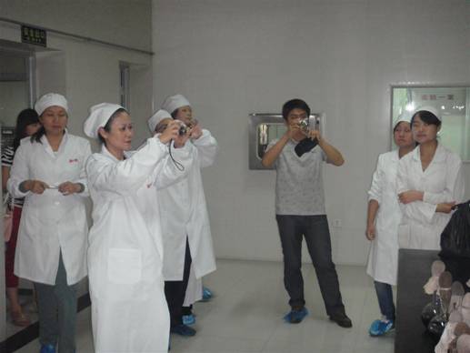 客户参观公司化验室、微生物室.jpg